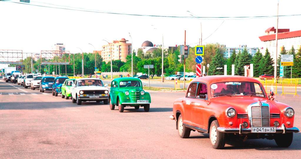 Рисунок 2. Парад старых автомобилей