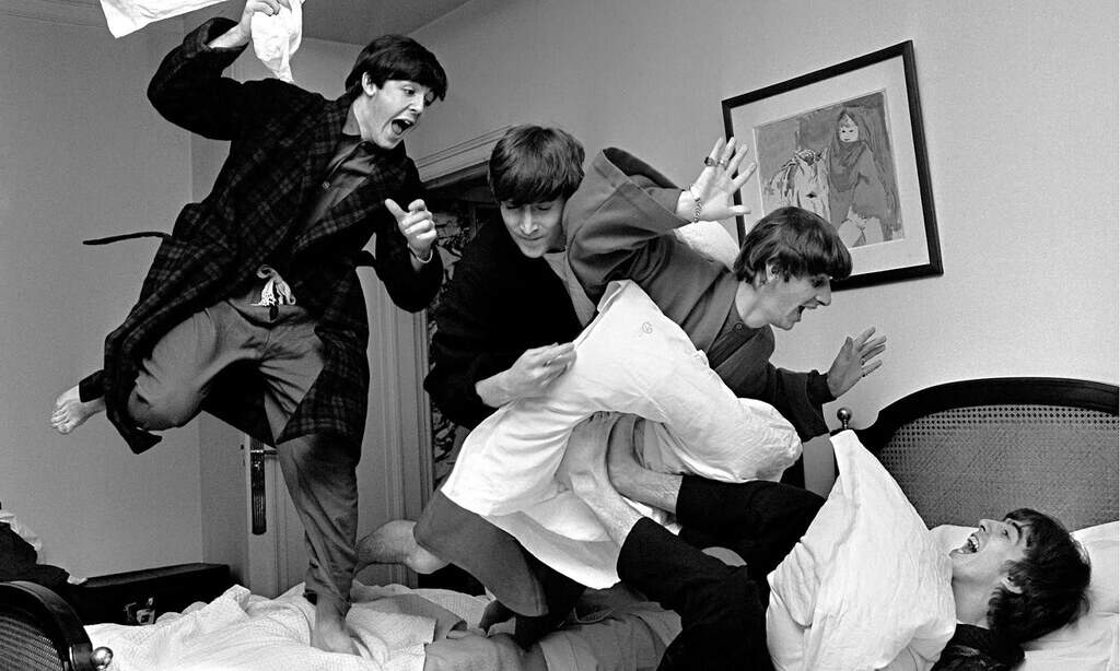 Рисунок 4. «Beatles» узнали, что они занимают первые строчки в американских хит-парадах. Снимок Гарри Бенсона